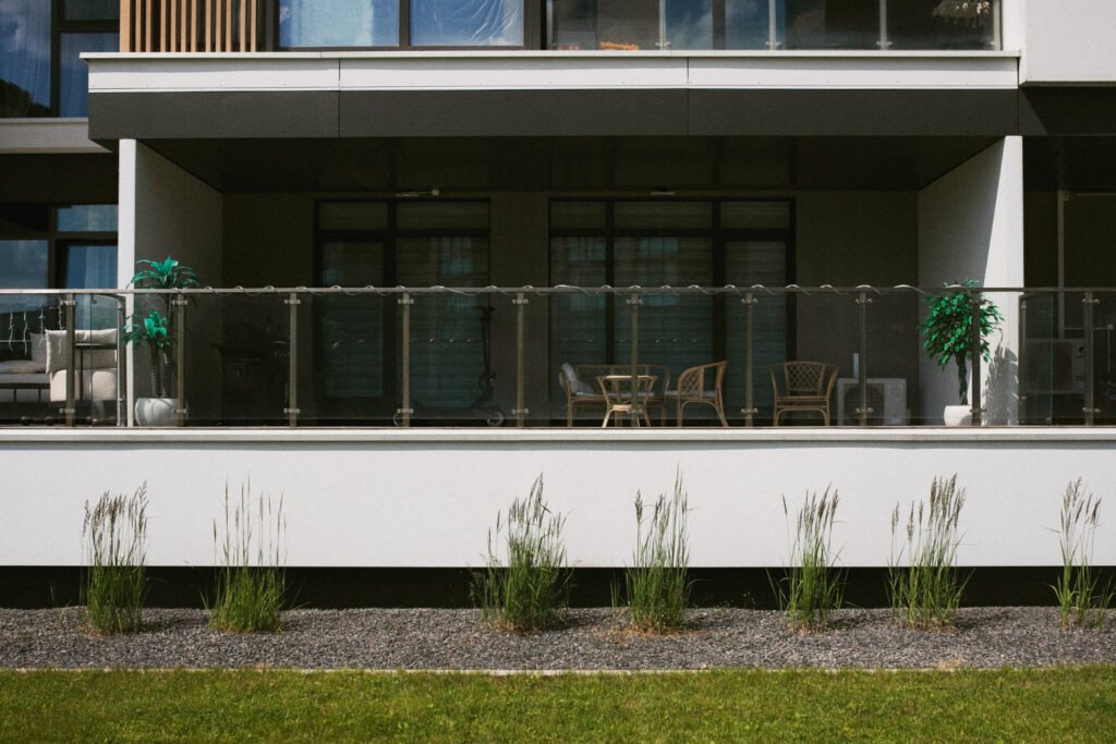 5 Key Benefits of Choosing a Professional Staircase Glass Railing